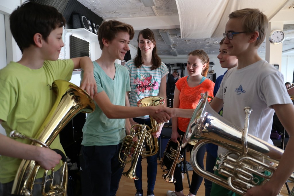 David Schmidt erhält Glückwünsche der Jugendbrassband für seine Leistung bei Jugend musiziert