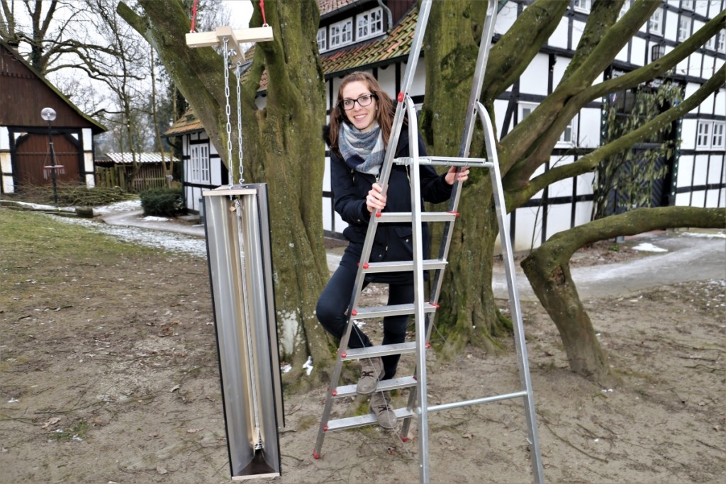 Gabriela Roehrs mit der von den Teilnehmern des Workshops gebauten Windorgel