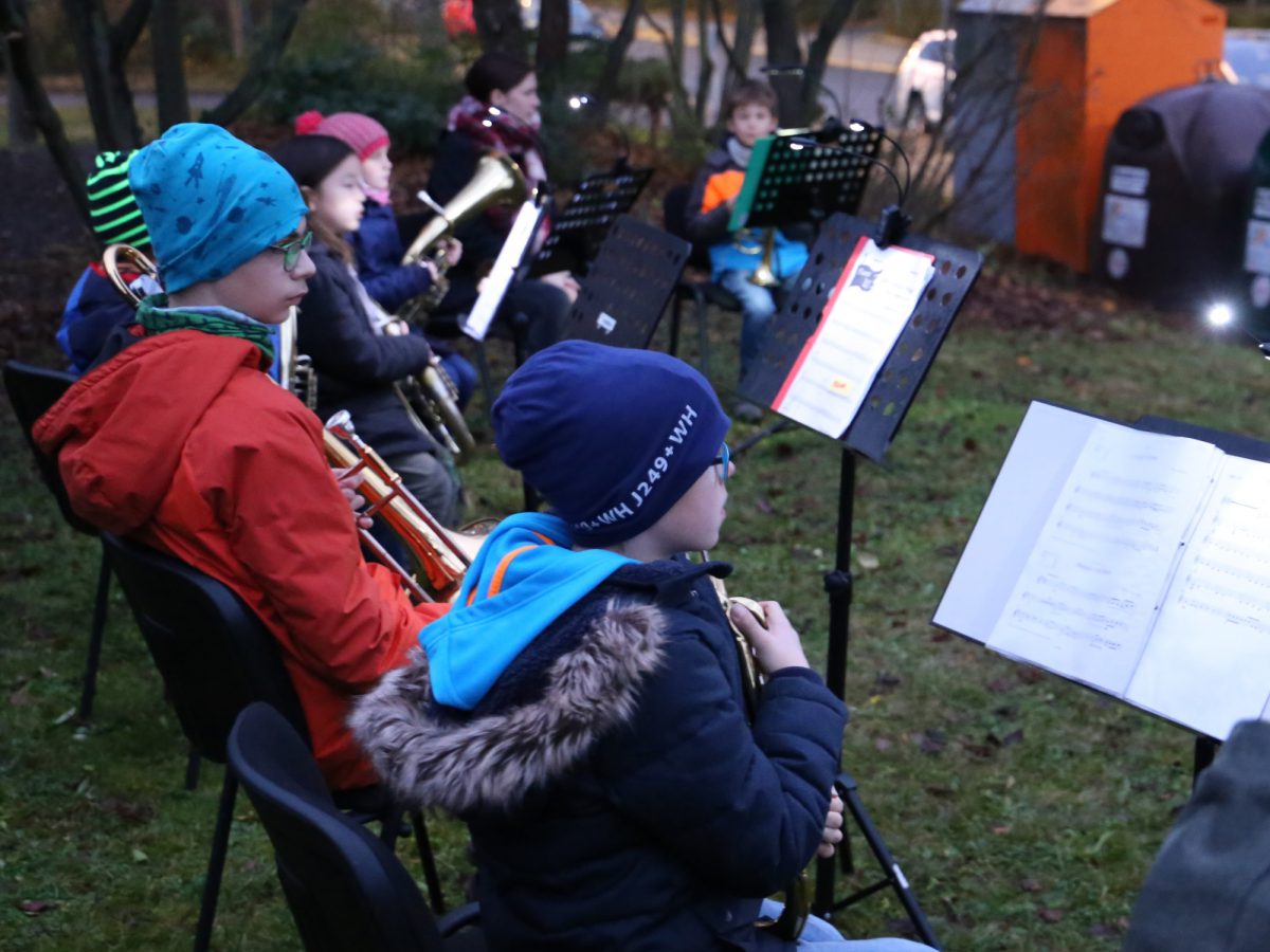 Junior Brass Band KLANGwelt beim lebendigen Adventskalender 2021 (14)