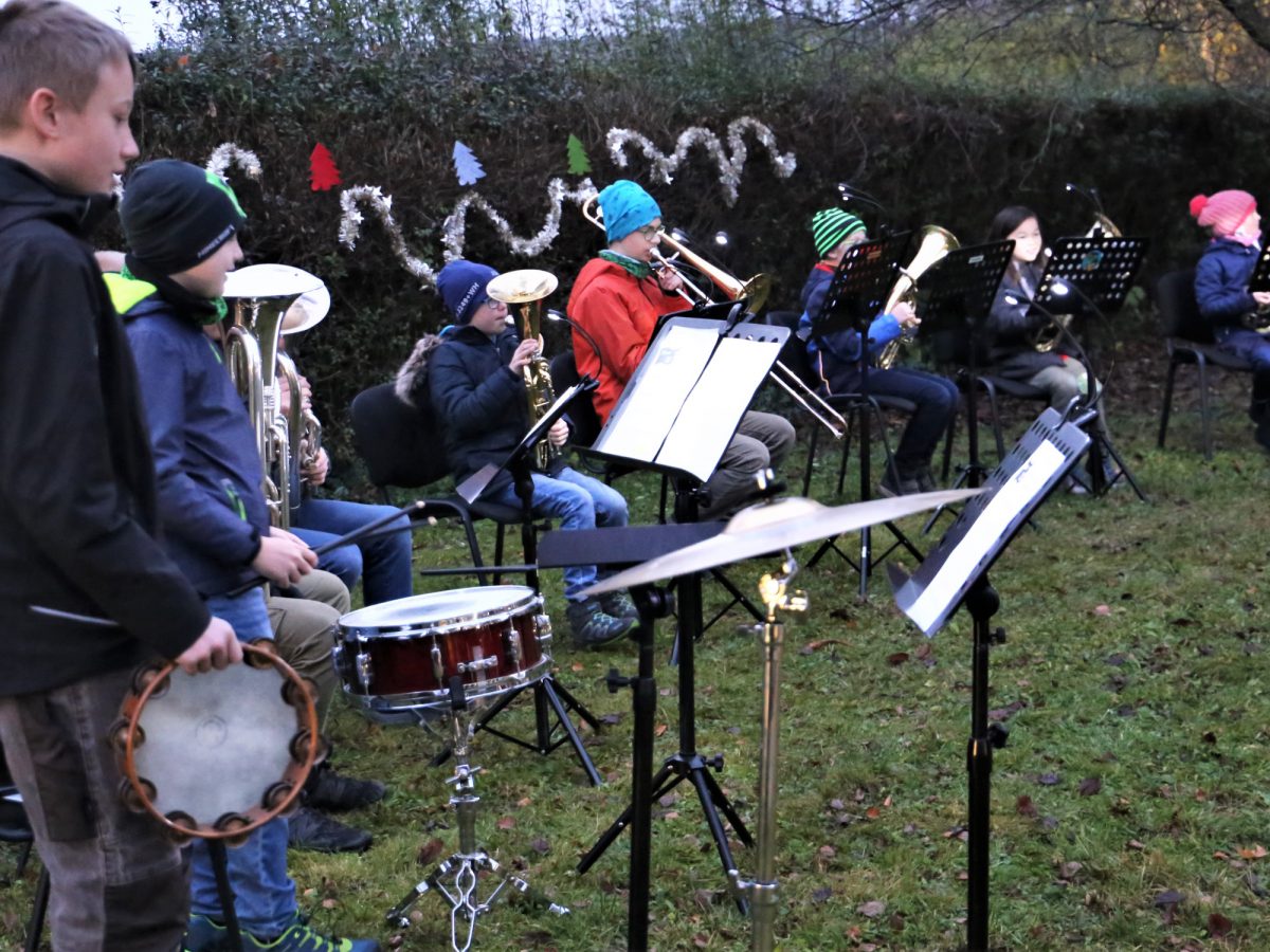 Junior Brass Band KLANGwelt beim lebendigen Adventskalender 2021 (14)