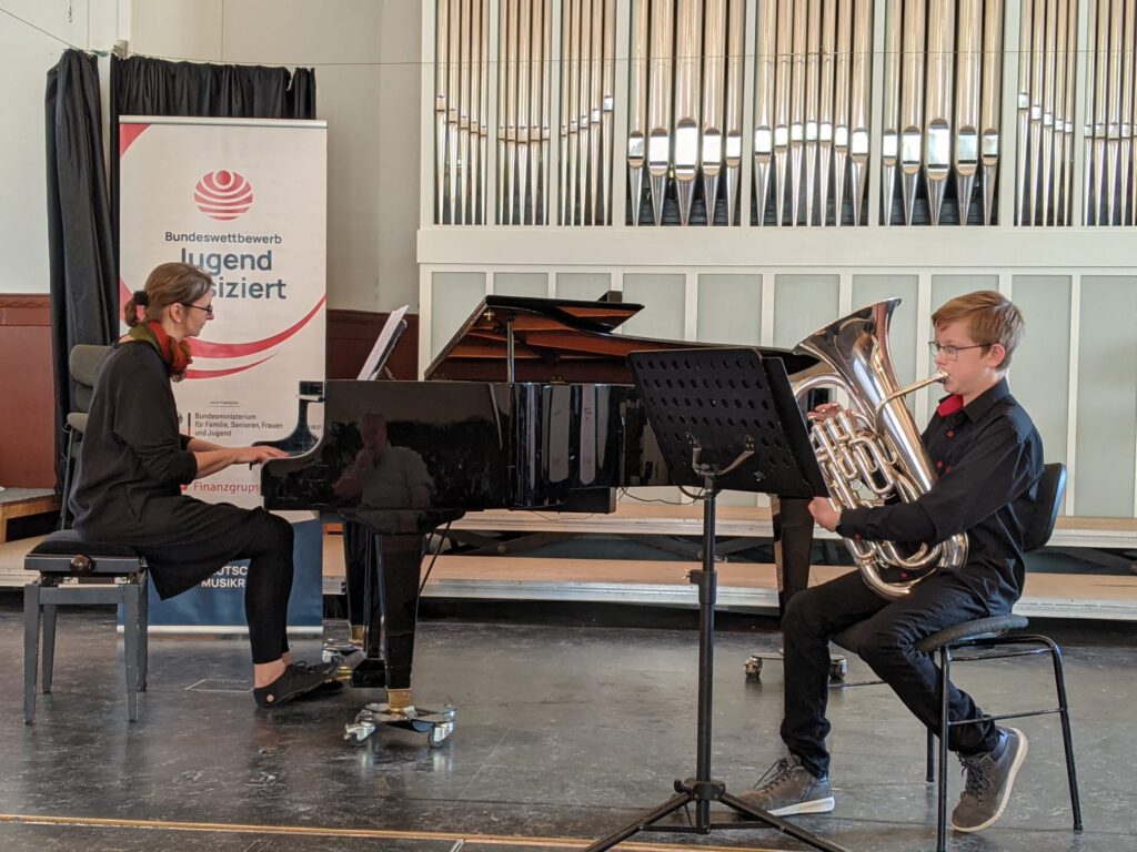 Leopold Richter probt zusammen mit Helga Assing in der Musikschule Jena